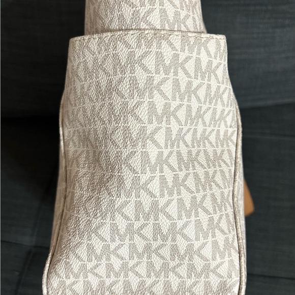 Like New! Michael Kors Jet Set JST Large Chain Shoulder Bag - Picture 4 of 10